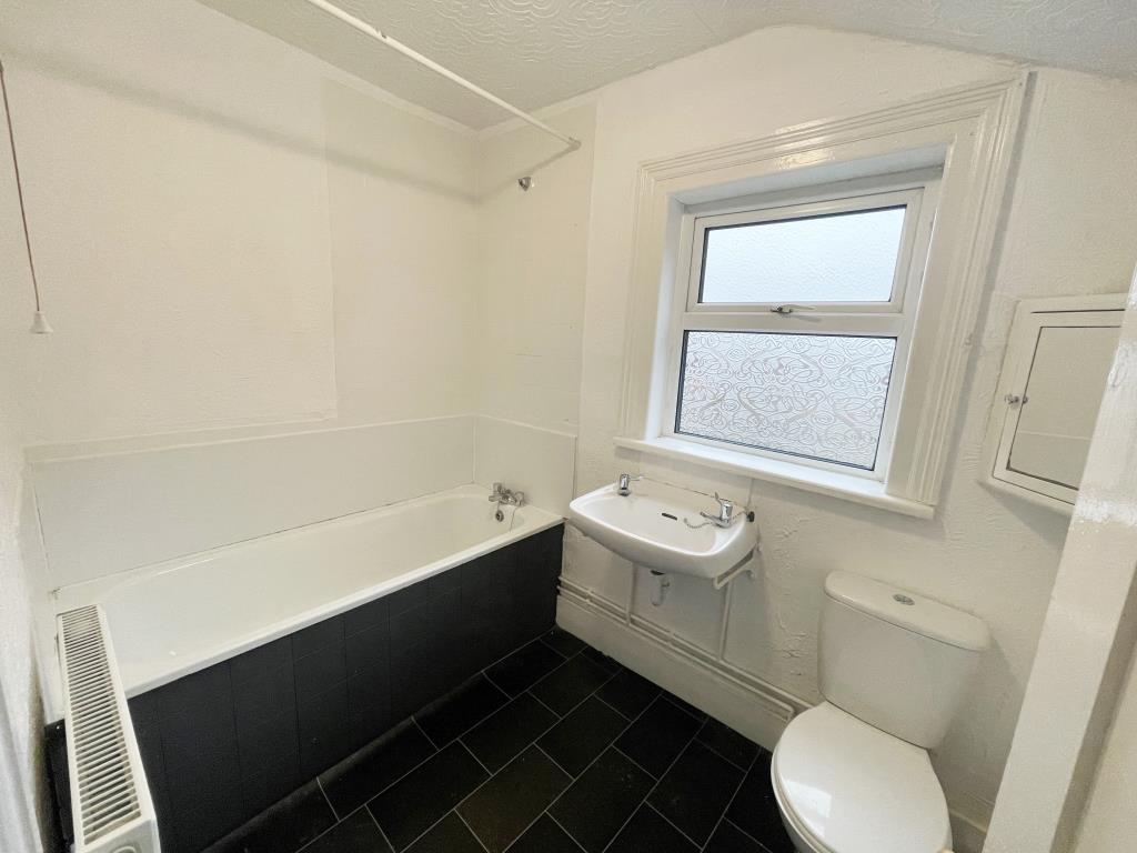Lot: 11 - WELL PRESENTED THREE-BEDROOM HOUSE - Bathroom with three piece suite